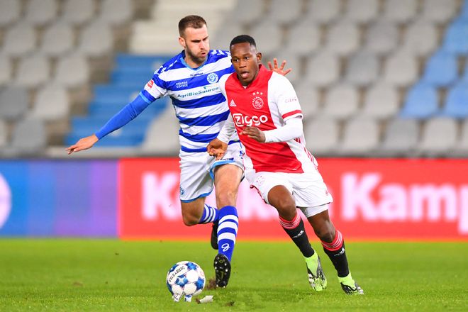 尽管他在某 尽管他在某